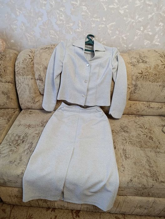 Костюм жіночий світлий