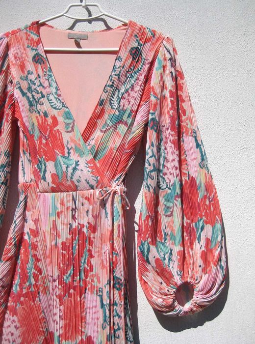 Красивое цветочное платье плиссе с широкими рукавами на запах H&M