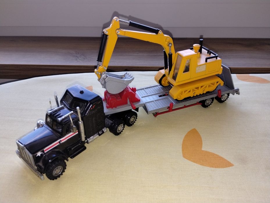 Retro zabawki Transporter z koparką od Playbear