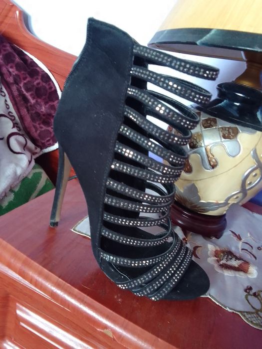 Класні чорні босоніжки 37 розміру на святкування