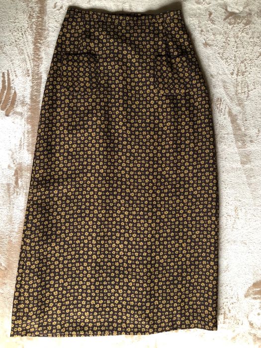 Saia castanha às flores da Globe