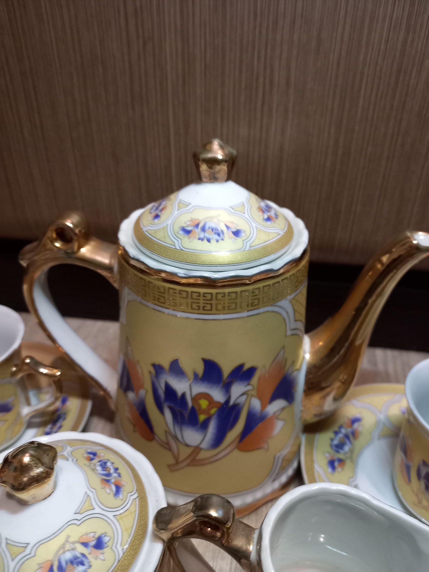 Шикарный   Сервиз кофейный фарфоровый.