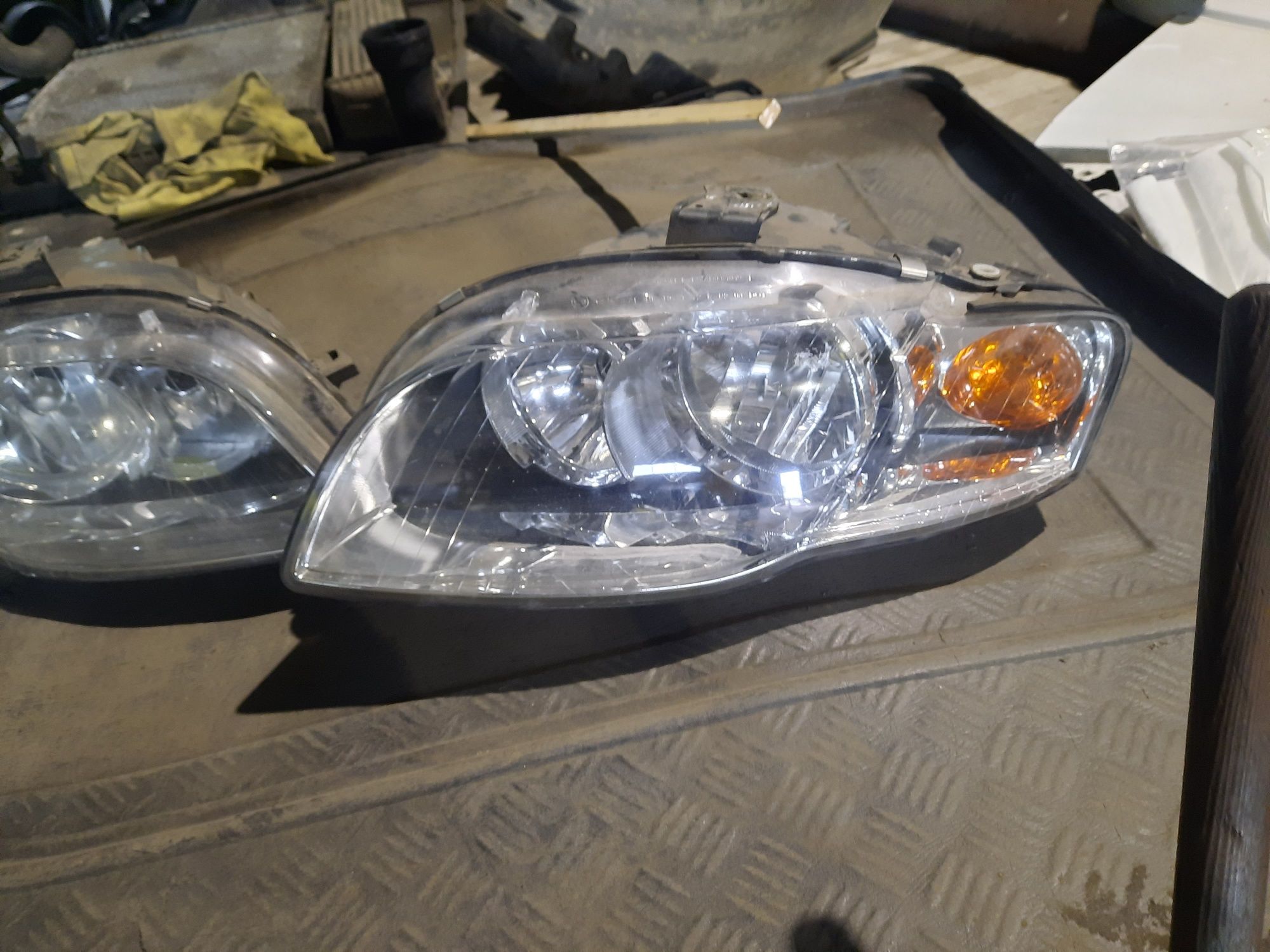 Audi ą4b7 lampy przod
