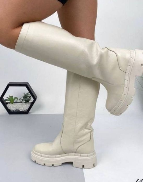 Кожаные сапоги молочного цвета