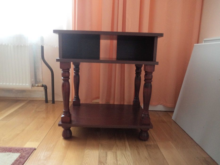 Drewniany stolik pod telewizor