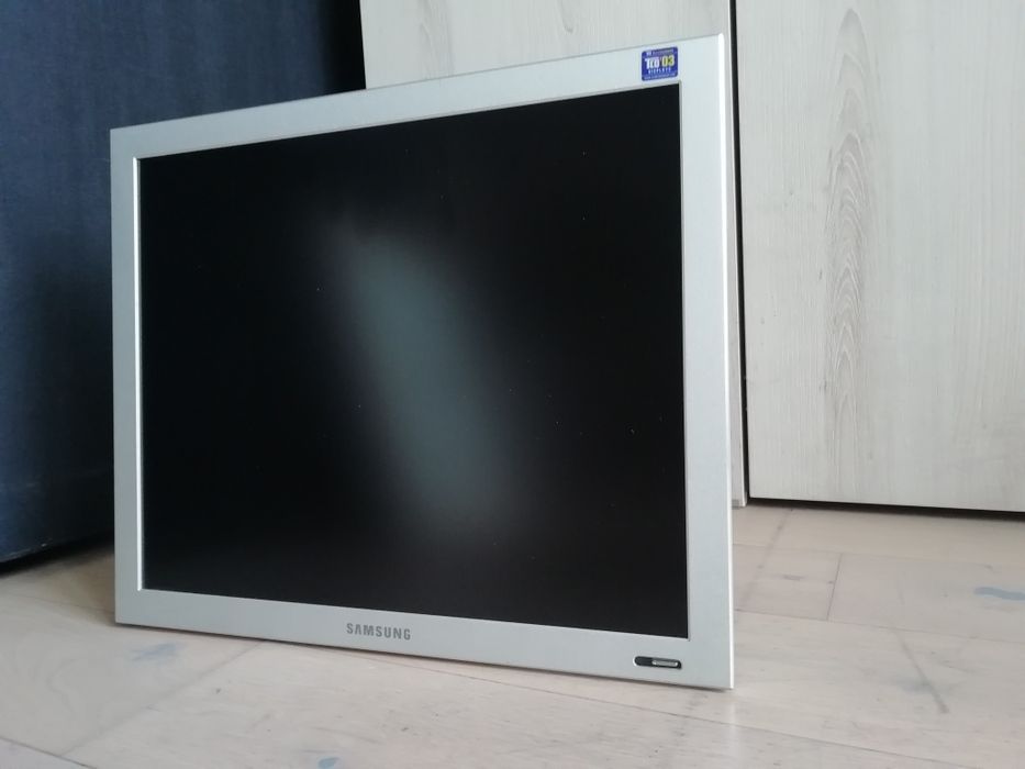 Monitor Samsung 17 cali. Sprytny - można powiesić