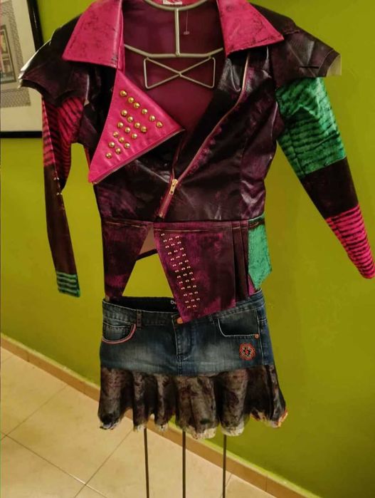 Blusão da Disney  8/10.anos 15 EUROS.Saia da desigual 10/13 anos