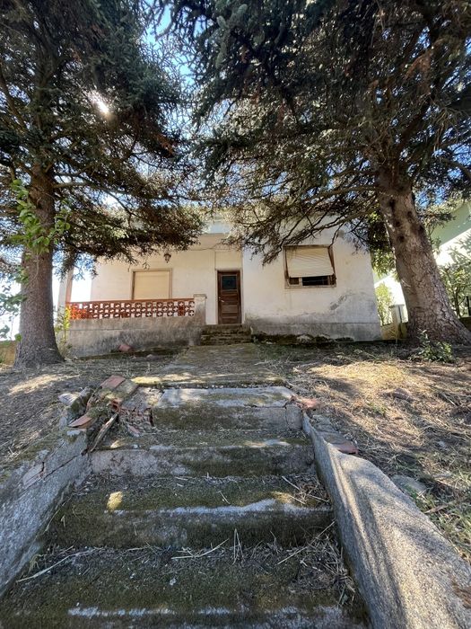 Moradia anos 60 para remodelar com 630m2 de terreno