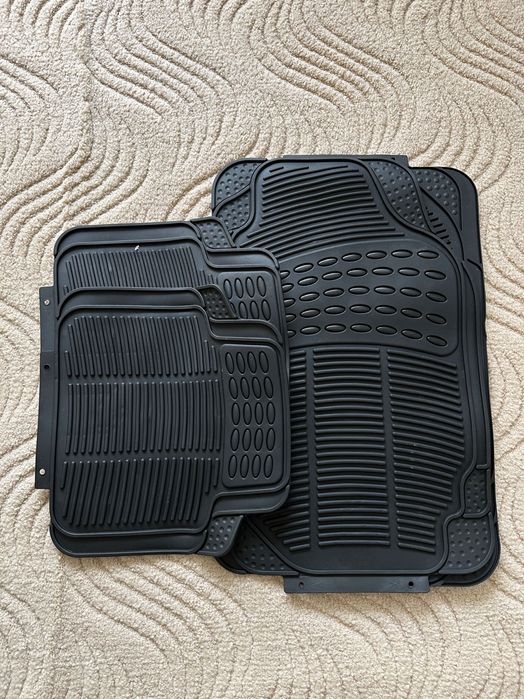 чорні килимки в салон
