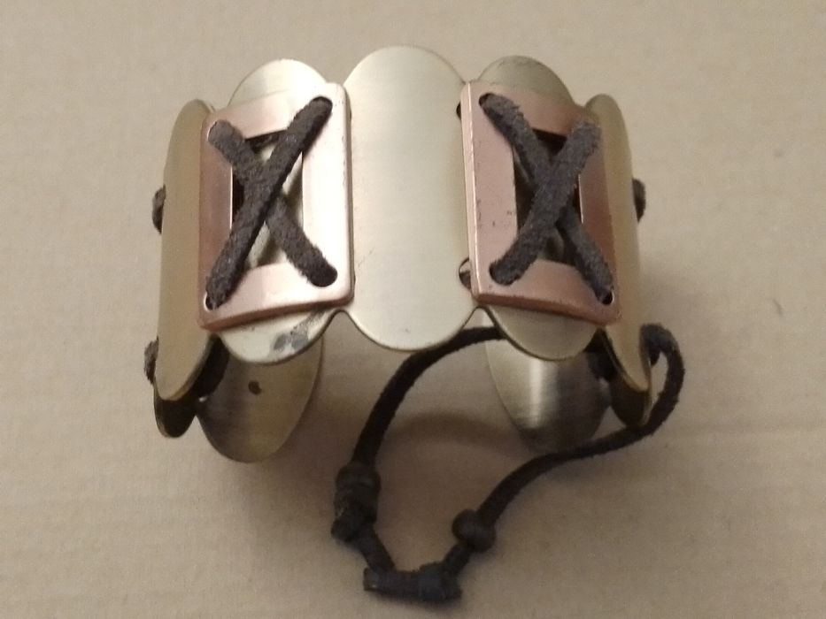 Par de pulseiras de metal