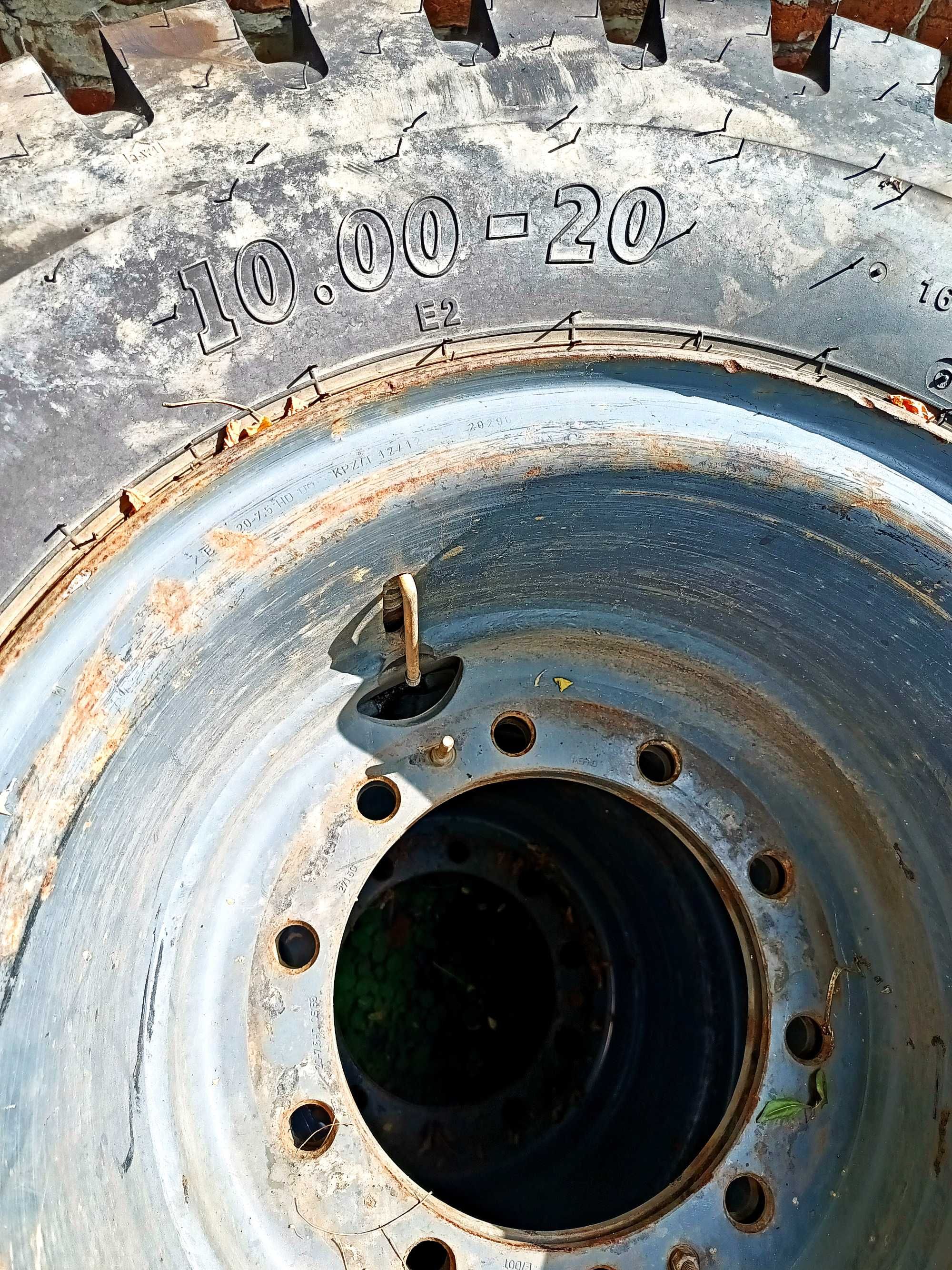 Opony do koparki BKT 10.00-20 z felgami – 8 sztuk, bardzo dobry stan