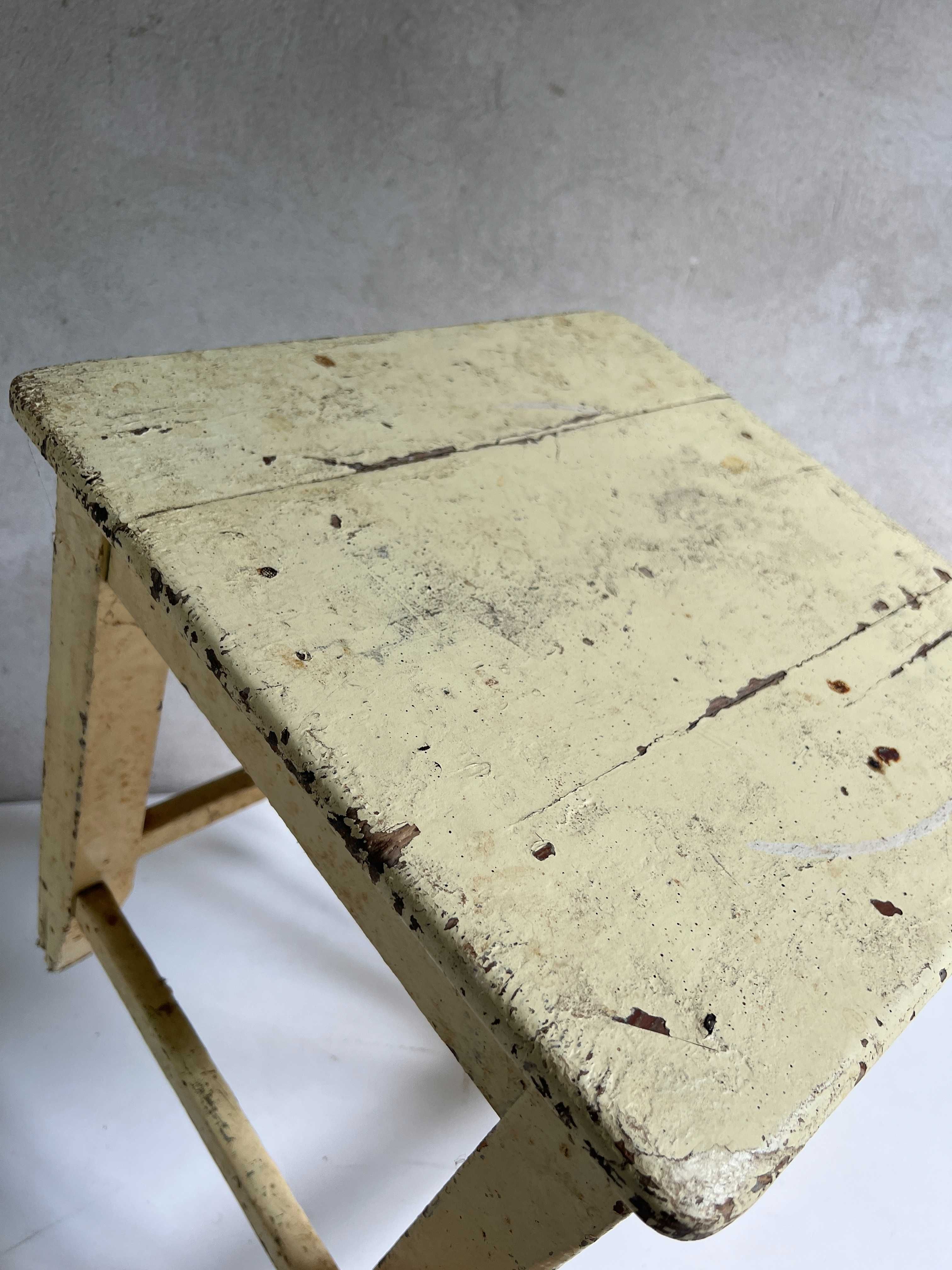 Taboret drewniany PRL / Stary taboret kuchenny / Stolik nocny ANTYK