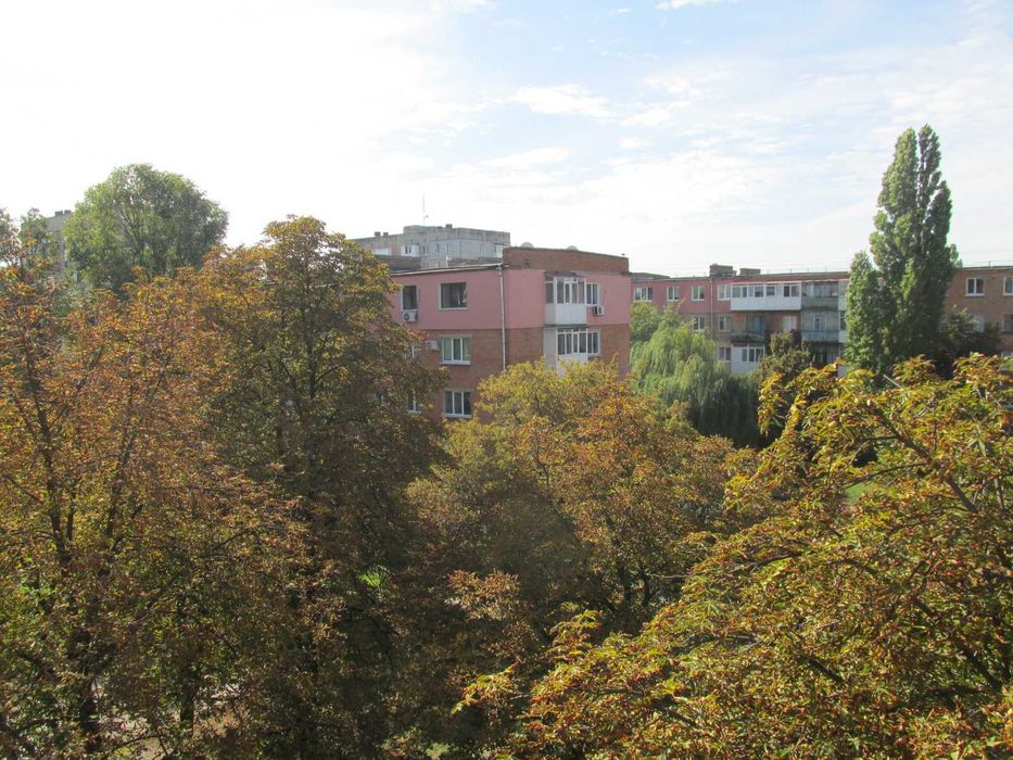 Продам 2 кім. квартиру по вул. Дніпровській (район ТЦ Грандплаза)