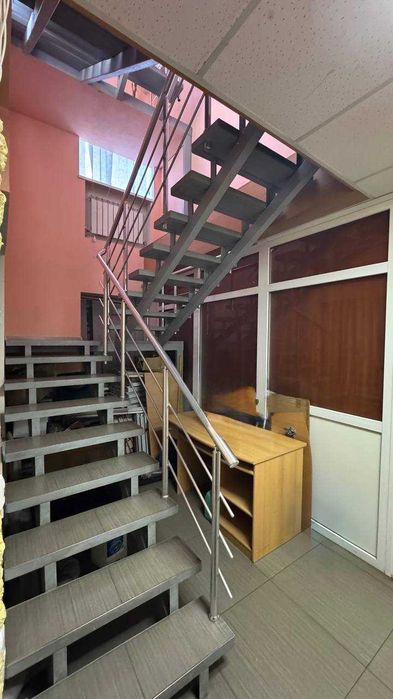 Продам 3-поверхове приміщення в центрі міста
 вул. Моссаковського, 1