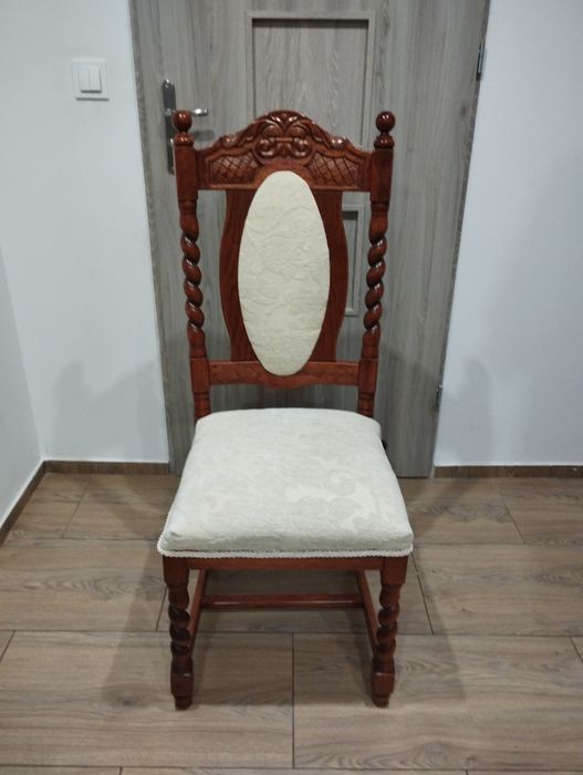Krzesła drewniane zdobione