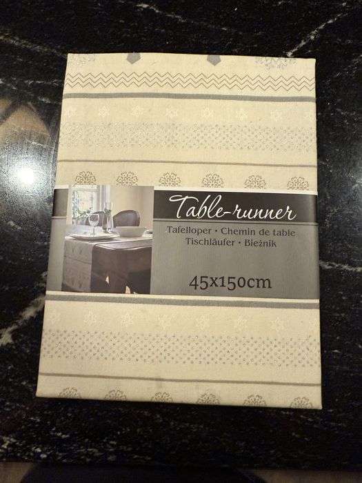 Bieznik swiateczny na stol. Obrus