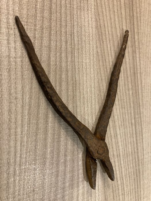 Alicate Muito Antigo