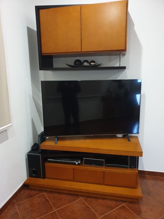 Moveis sala de estar com mesa para 4 pessoas com bar integrado.