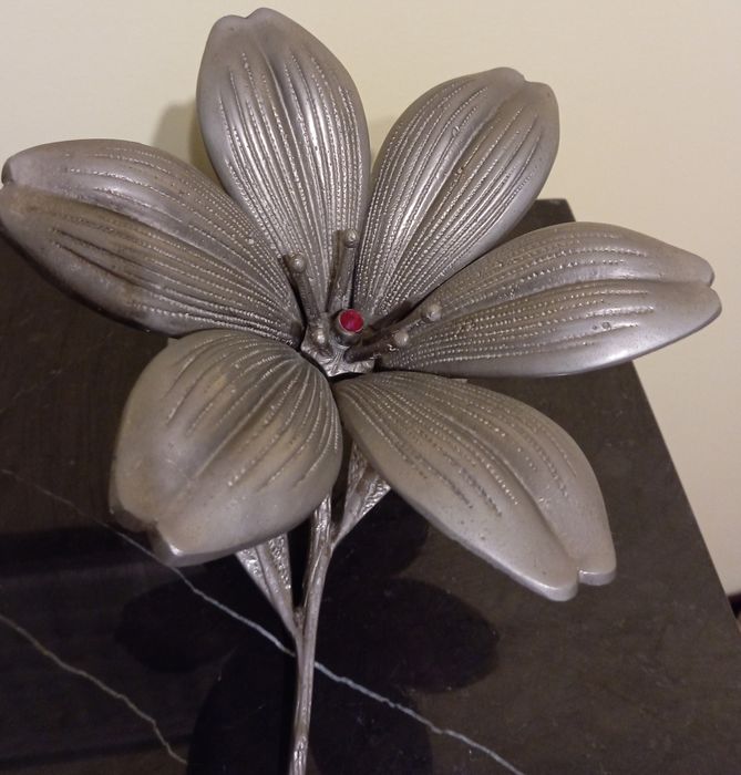 Flor de lotus em estanho. Vintage.