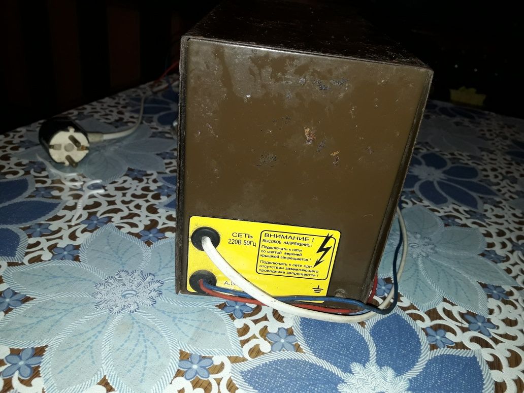 Зарядное устройство для аккумулятора полностью рабочее, 12 v.