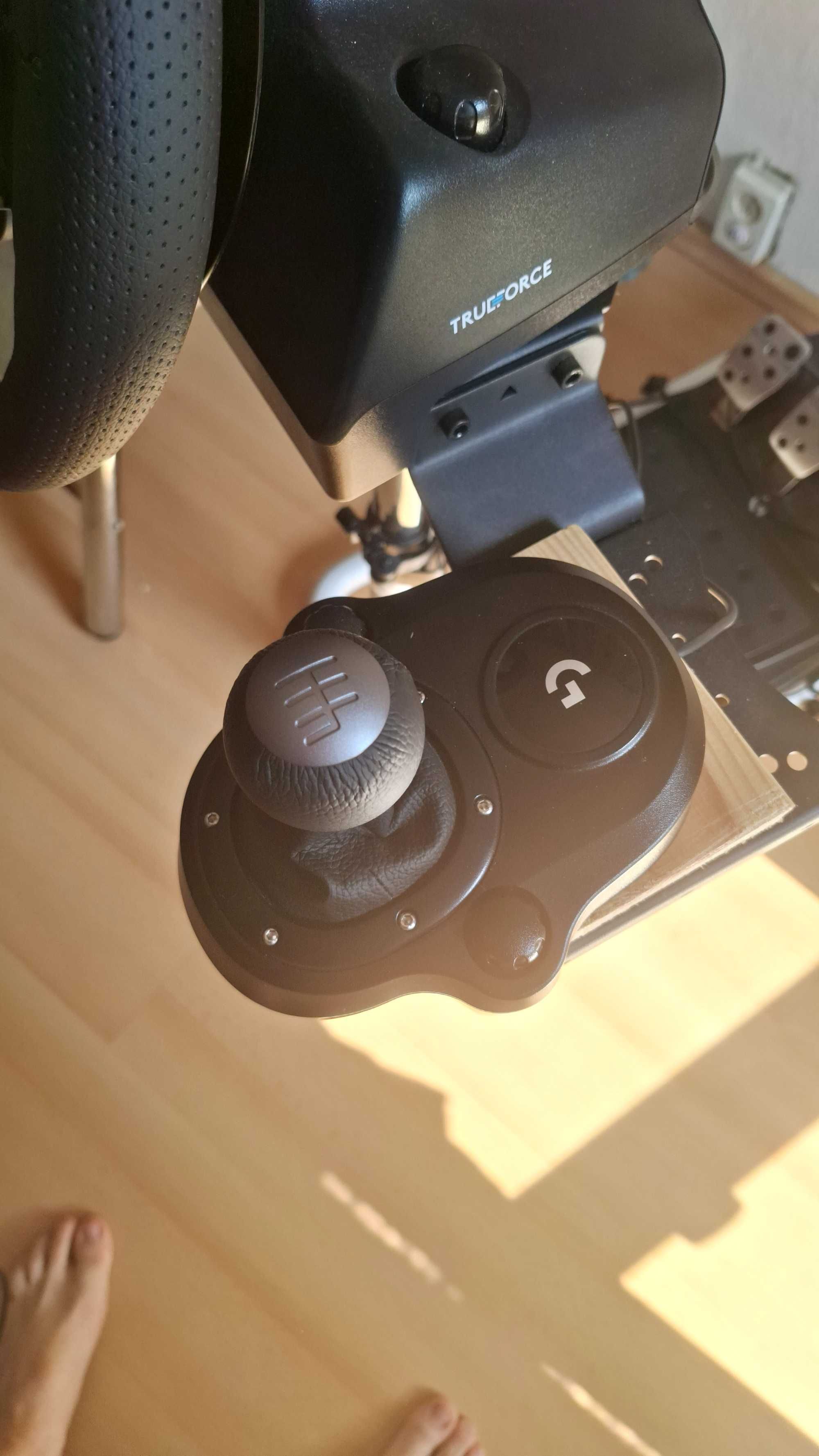 Kierownica gamingowa G923 w zastawie z skrzynią biegów i podstawką