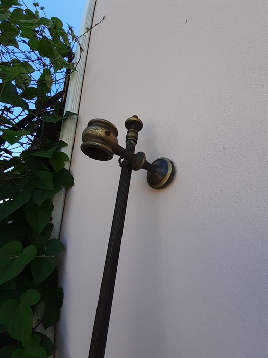 Varão de metal com argolas