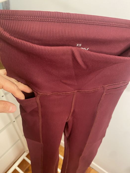 Bordowe legginsy sportowe Cotton On Body XS – jak nowe, z kieszeniami