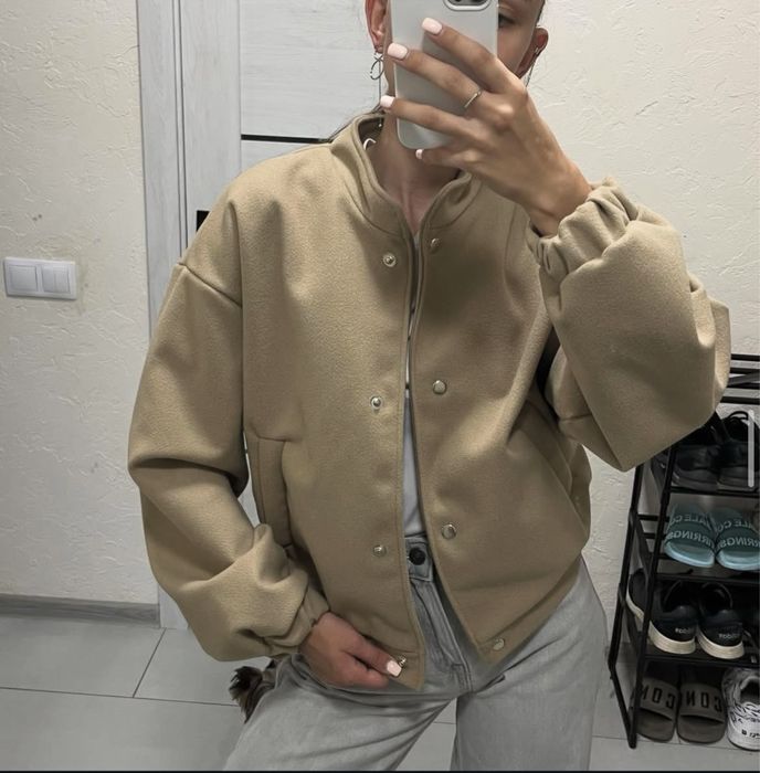 Пальто-бомбер бежевий