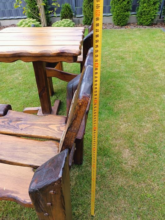 Zestaw drewnianych mebli ogrodowych dwa krzesła i słół.