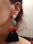 Par de brincos preto/branco/vermelho, com pingente de franja - NOVOS!