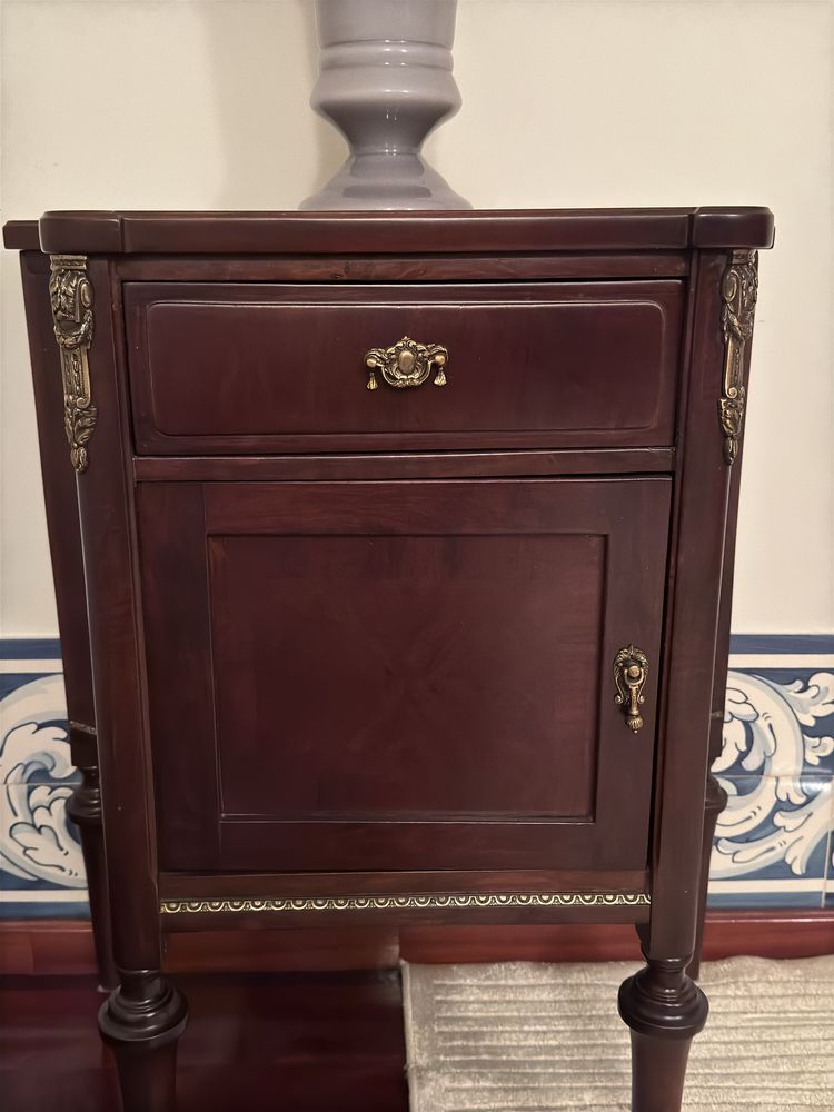Mesa de cabeceira e candeeiro