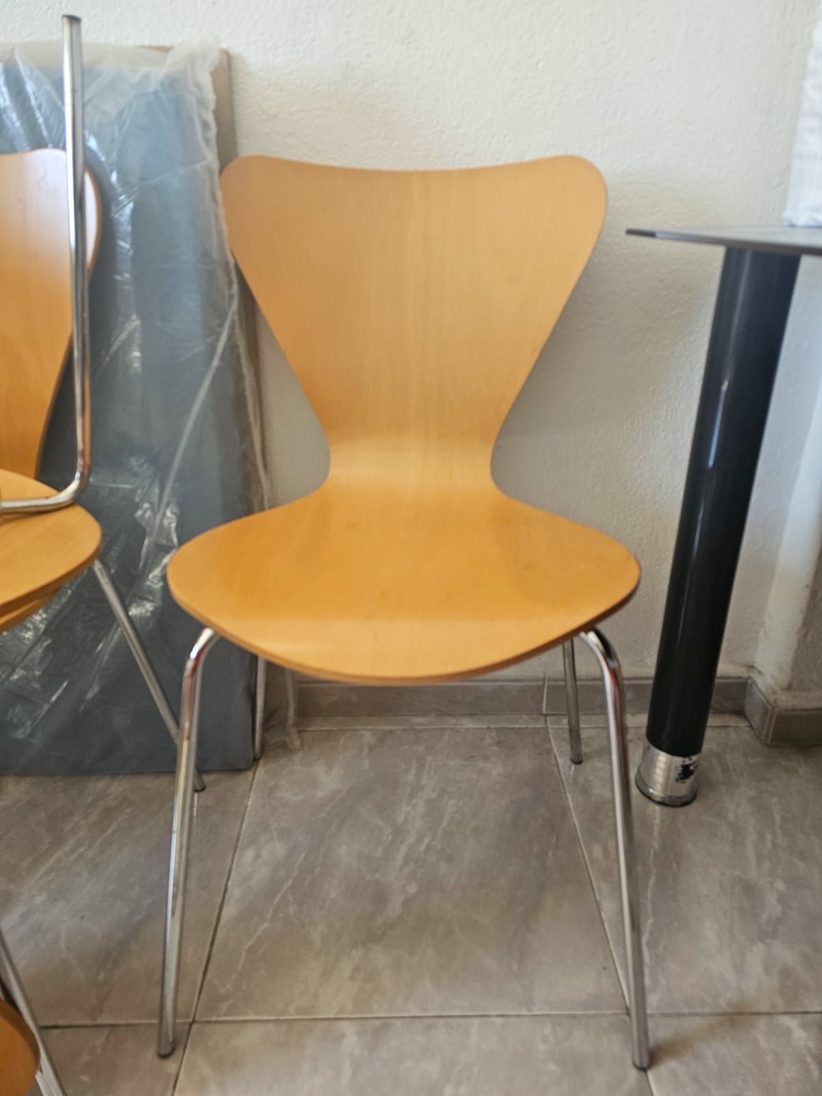 80 € Quatro (4) cadeiras amarelas