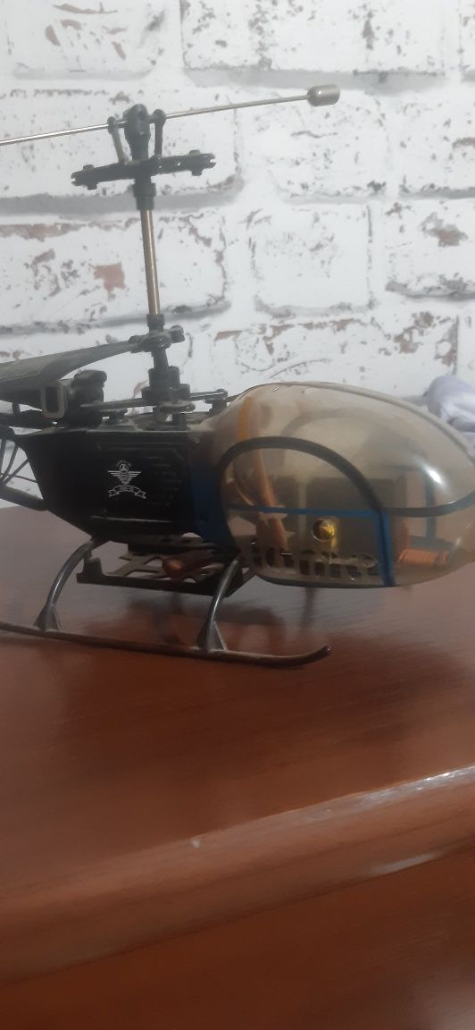 Mini helikopter dron.