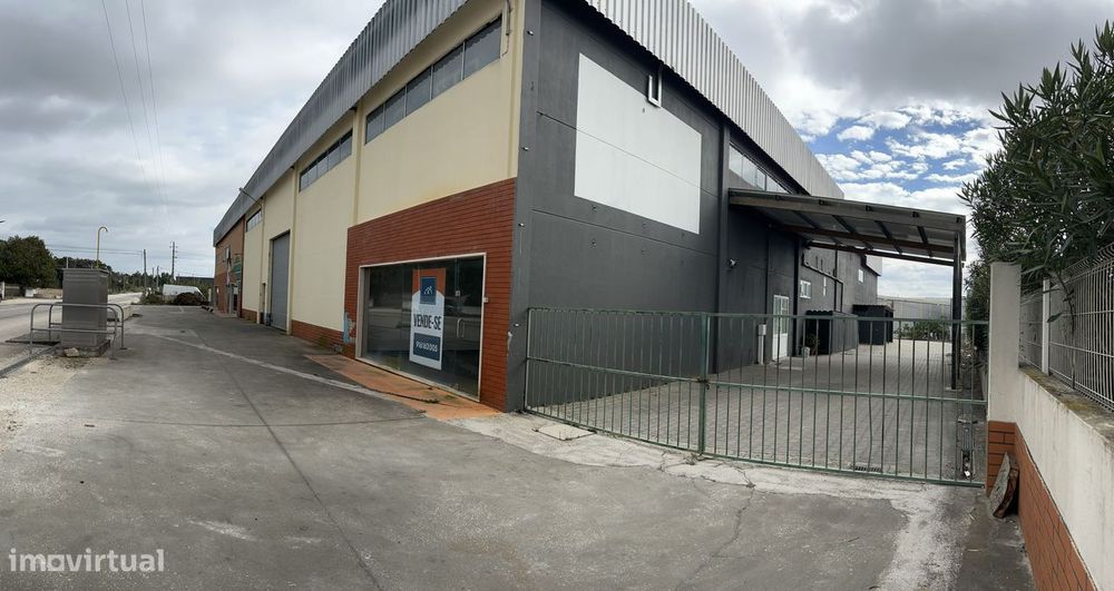 Pavilhão industrial c/ 2 lojas - R. Pedro Nunes - Zona Industrial