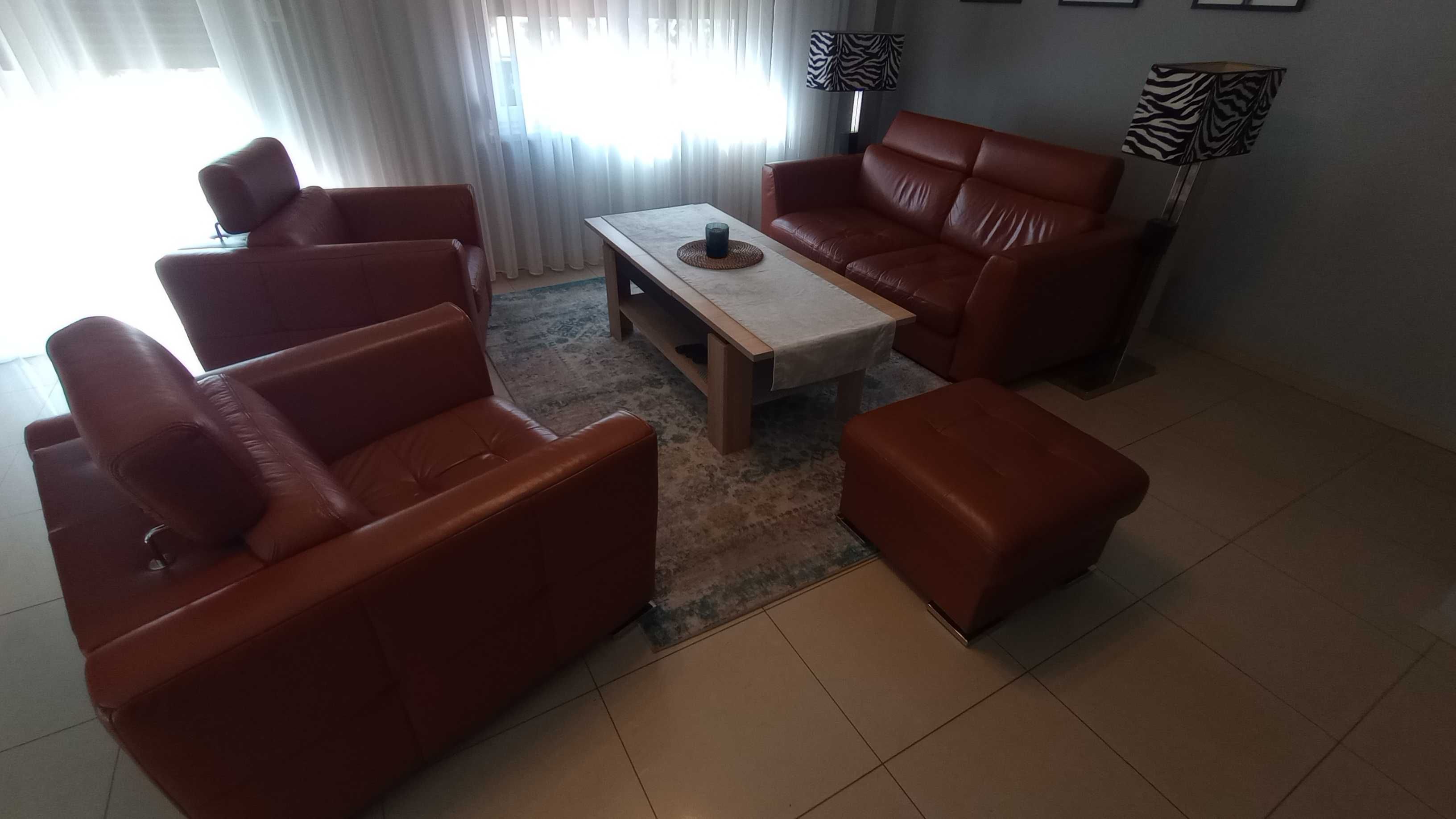 Zestaw  KATALIA ze skóry sofa 2,5 z funkcją spania  dwa fotele  hocker