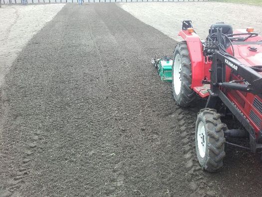 Zakładanie trawników. glebogryzarka separacyjną, Aeracja piaskowanie