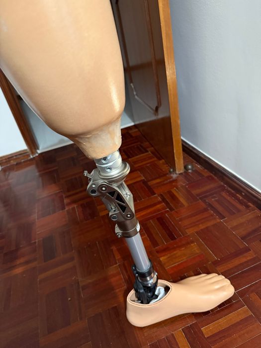 Prótese de perna com joelho semi-hidráulico