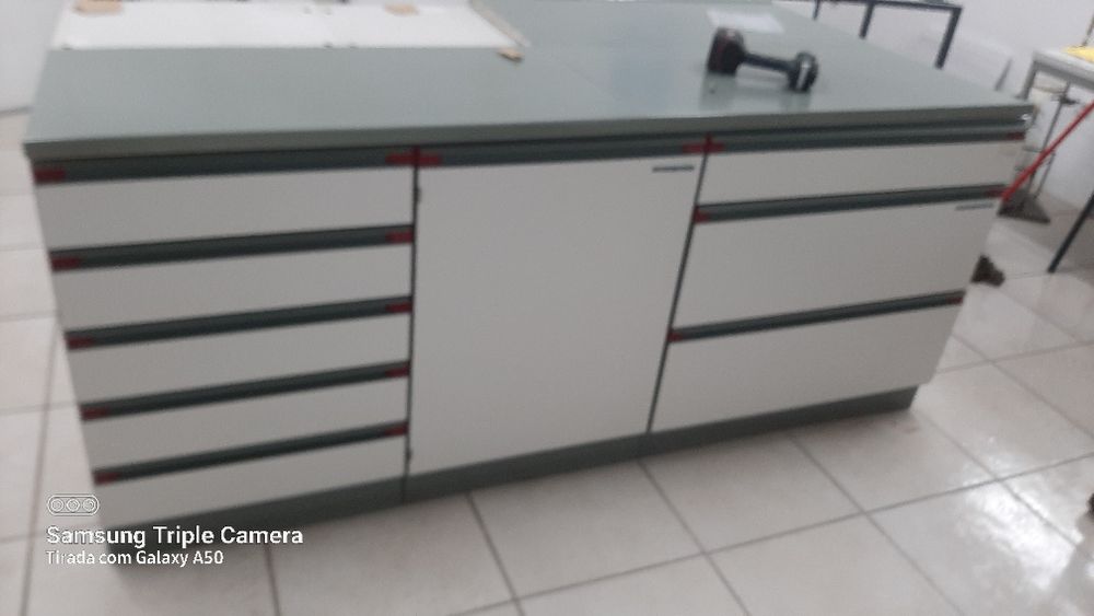 Moveis com tampo pedra,outro material em tampo branco