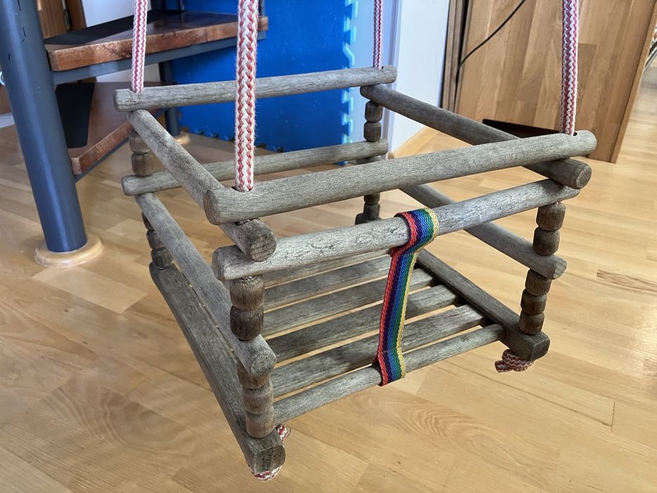 Huśtawka drewniana dla malucha – do ogrodu