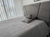 Cama casal com cabeceira e colchão.