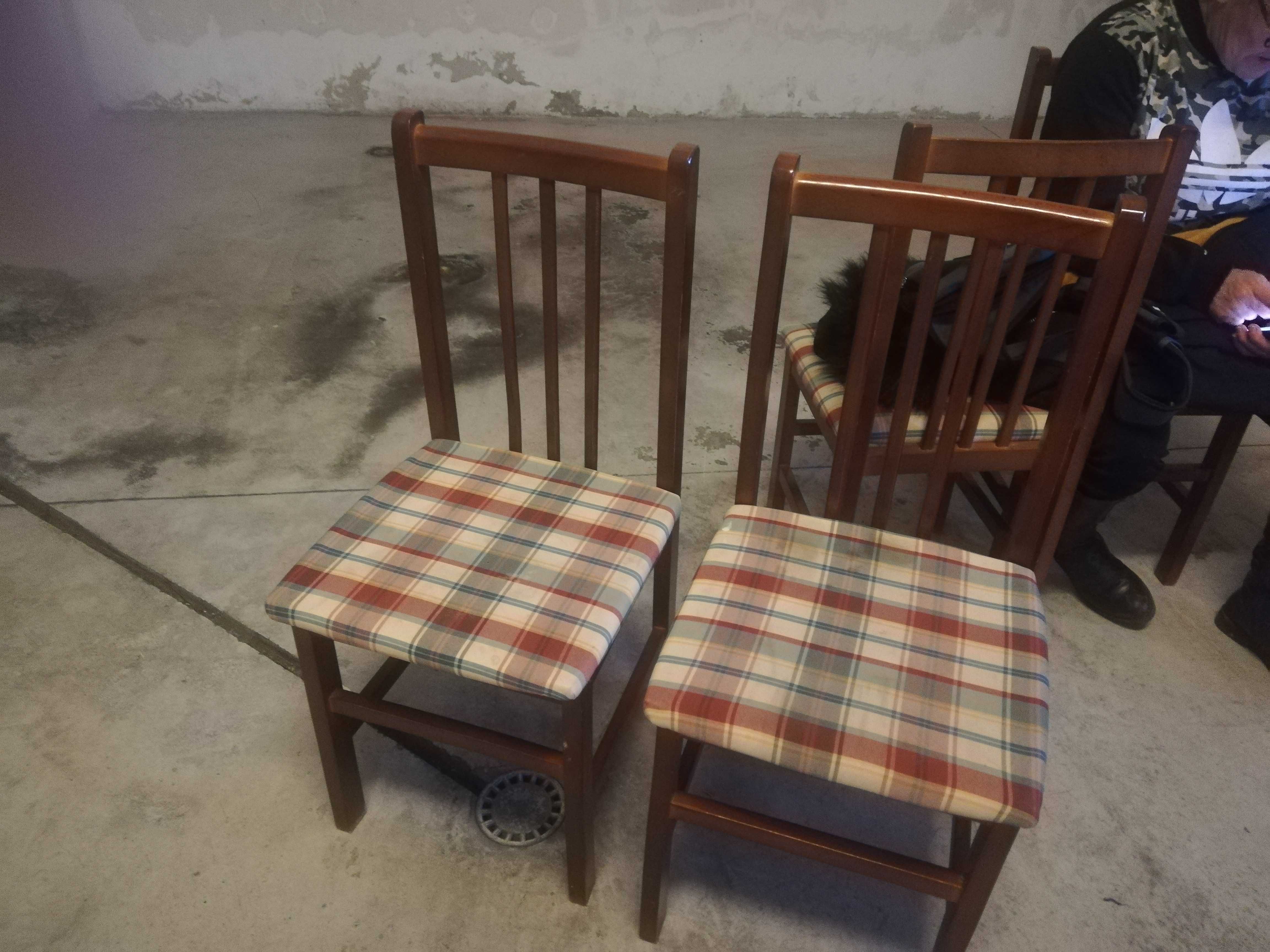 Movel se sala  e mesa com 4 cadeiras como novo