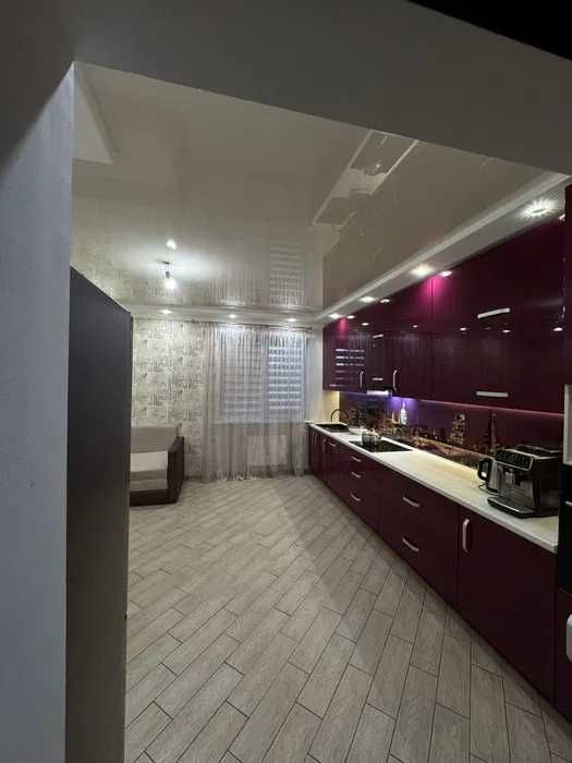 просторий будинок 228 м² з цокольним поверхом та  ділянкою 23 сотки