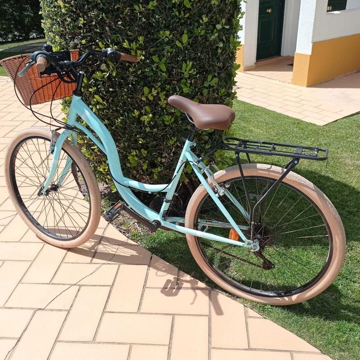 Bicicleta clássica de cidade para jovem senhora.
