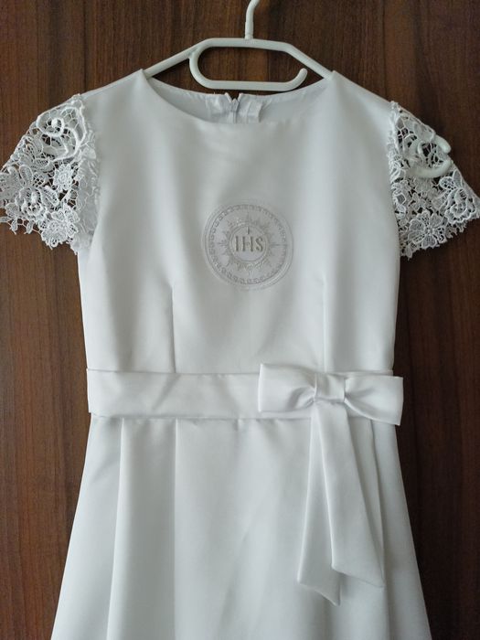 Sprzedam sukienkę komunijną z akcesoriami, rozmiar 128/134 z bolerkiem