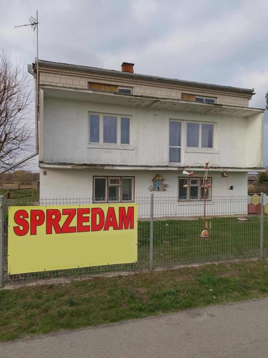 Dom jednorodzinny z budynkami gospodarczymi i dużą działką – Kumów Maj