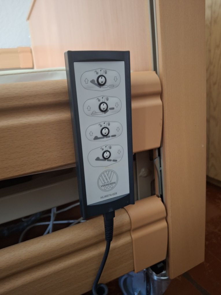 Łóżko rehabilitacyjne z podnośnikiemna kółkach elektryczne z materace