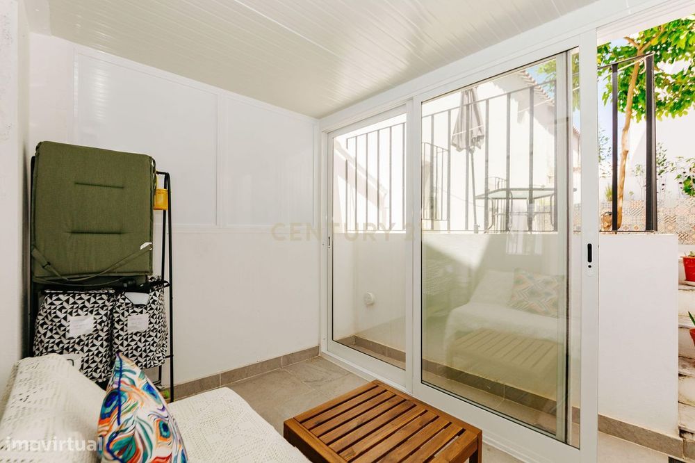 Apartamento Moderno T2 em Almada com Luz Natural e Boa Localização