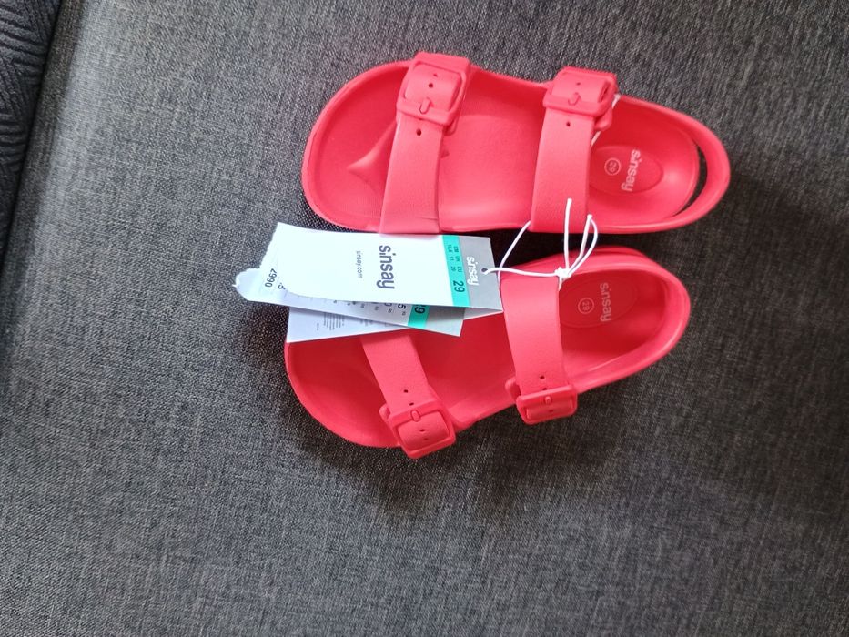 Nowe czerwone sandały z pianki rozmiar 29