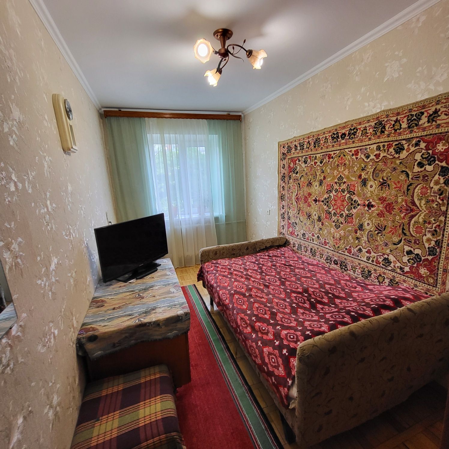 Продається трьох-кімнатна квартира в центрі міста