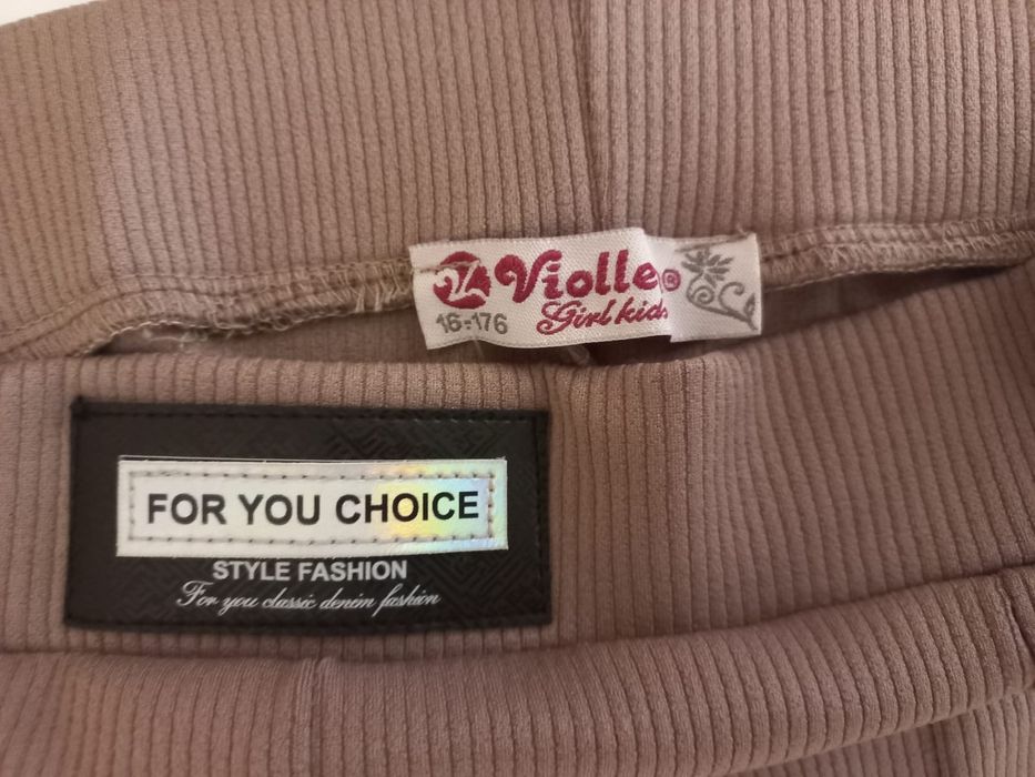 Штани кльоші з розрізами.